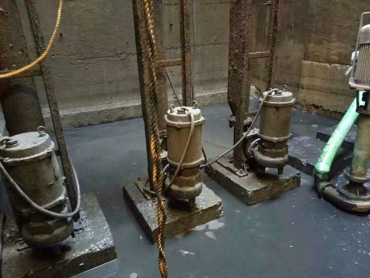 理县污水池清理