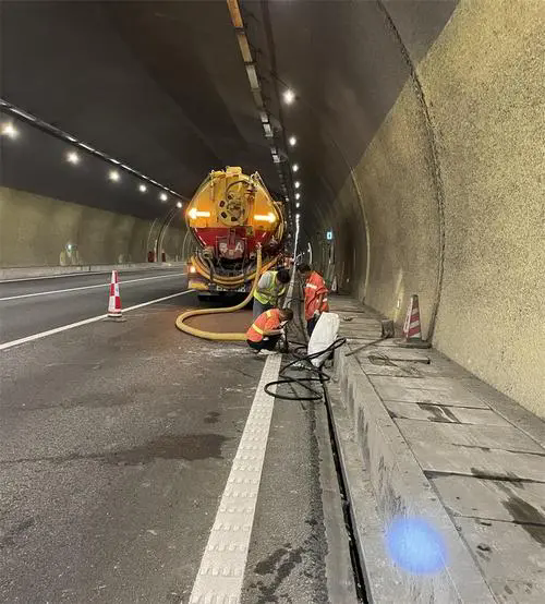 理县隧道排水渠清淤